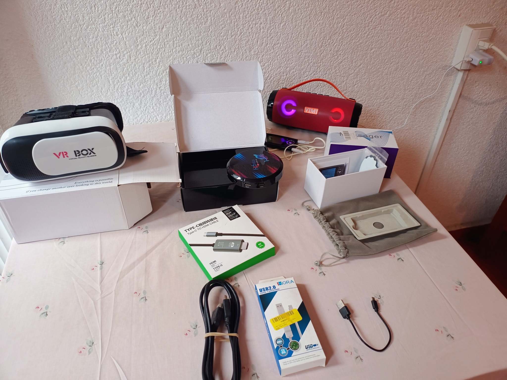 Paquete TV 8K, Bocinas, Masajeador y VR  Vendo paquete cine en casa. Todo 100% funcional. Incluye: Android TV Box 8K (mejor que cajas chinas, OJO: sin